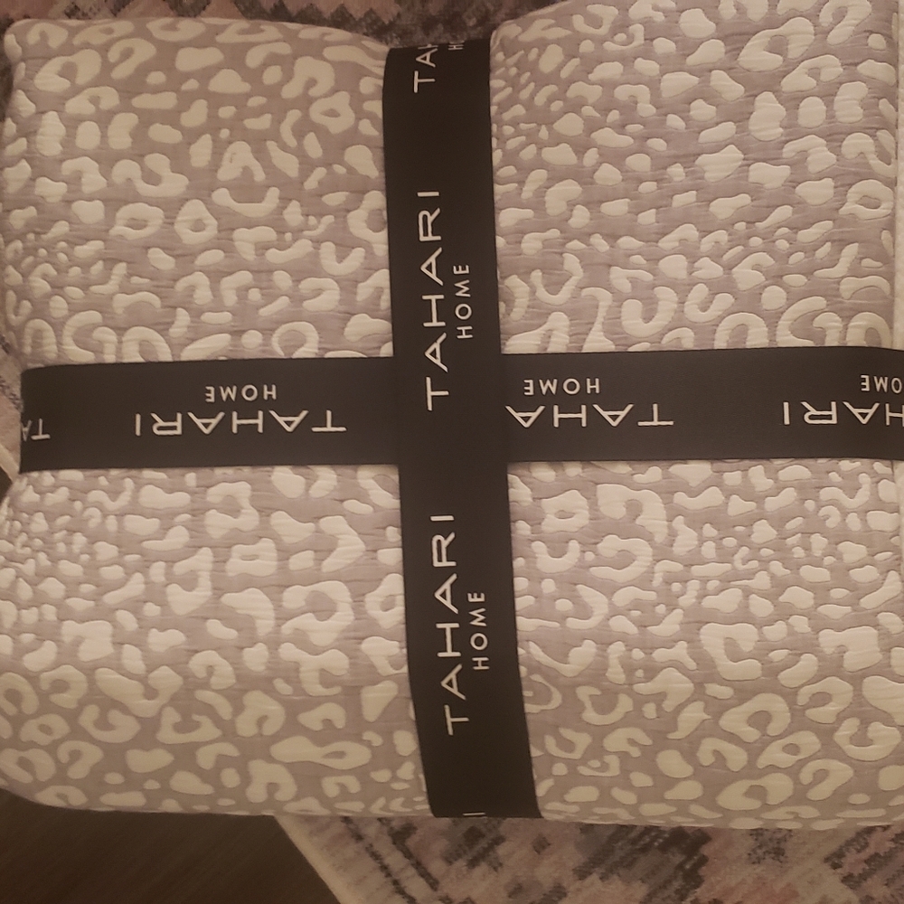 Taharo Full Size Quilt. NWT.